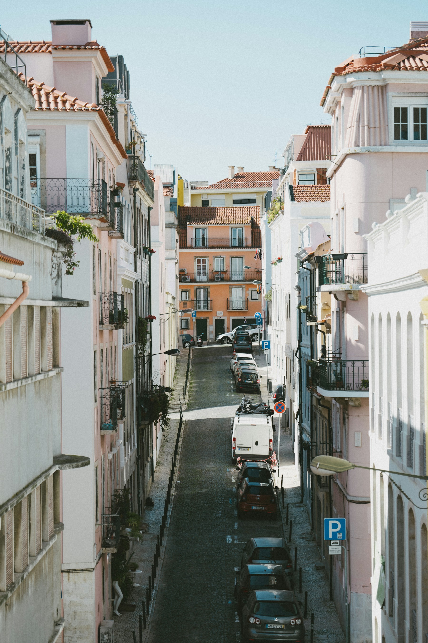 Parkende Autos in Lissabon