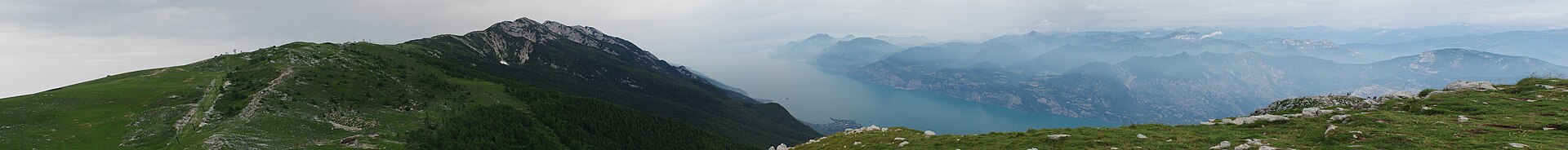 Veduta del Lago di Garda dal Monte Baldo, driblando la funivia di Malcesine