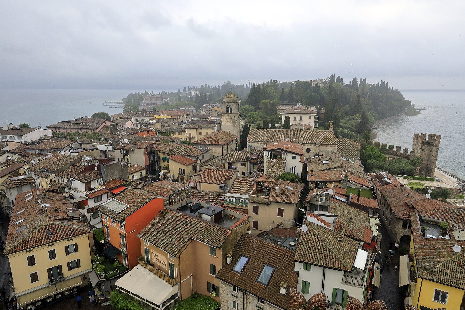 Vom Bergfried der Burg Sirmione Richtung Nord mit dem alten Zentrum, die »Grotten des Catullus« am Nordende sind witterungsbedingt zum Aufnahmezeitpun