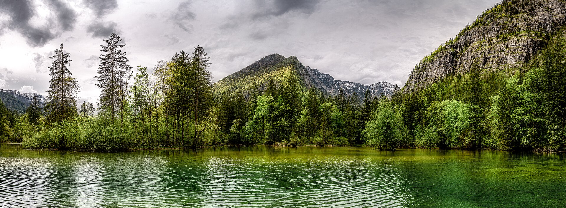 The "Koppenwinkellacke" is situated close to Hallstatt in the Upper-Austrian Salzkammergut. It is a pond in the middle of an alluvial forest. Its dept