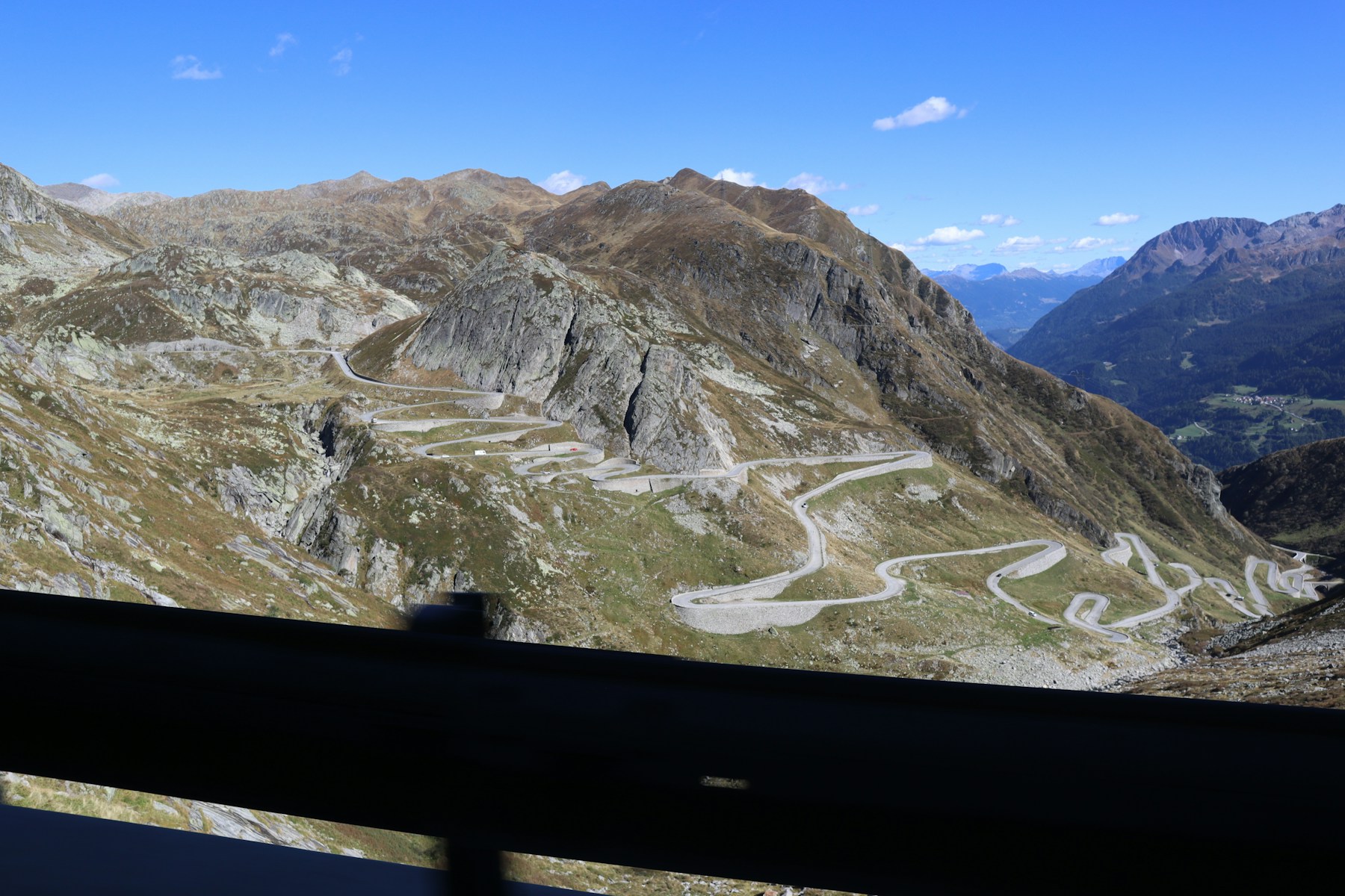 Kurvenreiche Route durch die Alpen