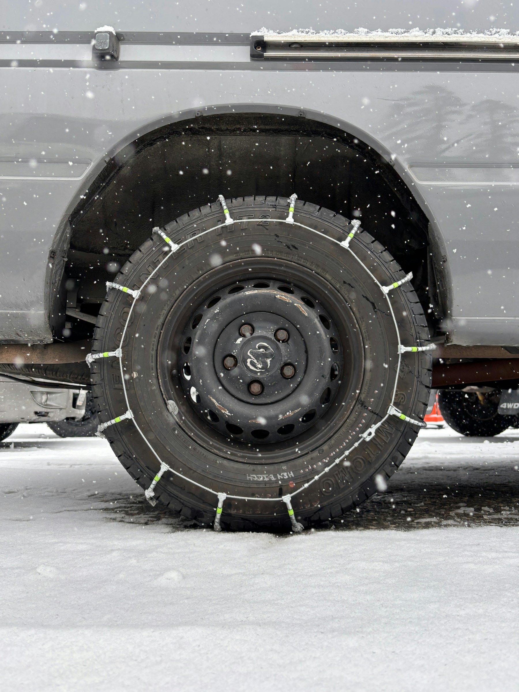 Schneeketten anlegen: Anleitung & wo sie Pflicht sind