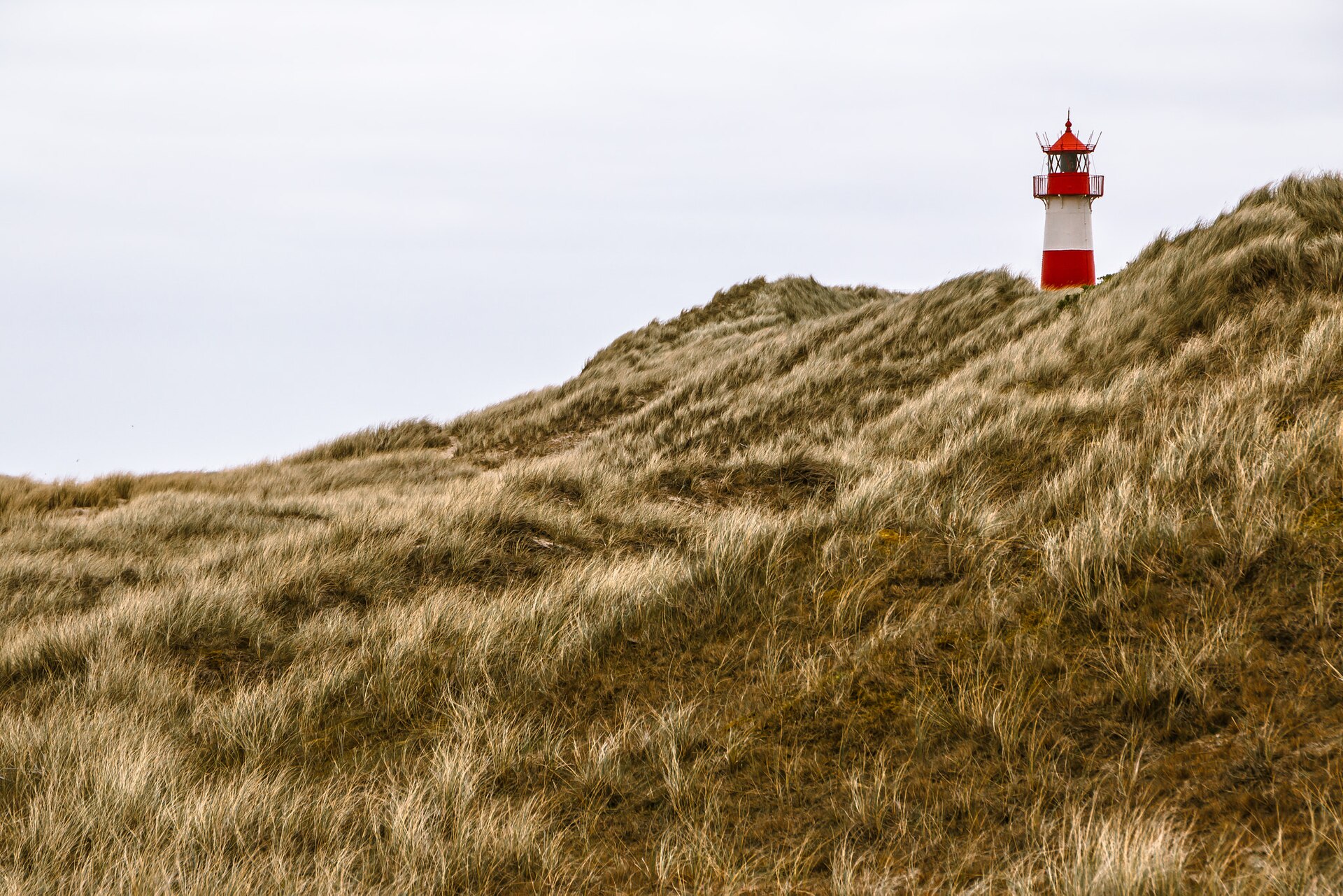 500px provided description: Leuchtturm In Den Dünen [#sky ,#beach ,#lighthouse ,#ocean ,#sand ,#dunes ,#north sea ,#nordsee ,#meer ,#strand ,#landschaft ,#sylt ,#d?nen ,#leuchtturm ,#d?ne]
