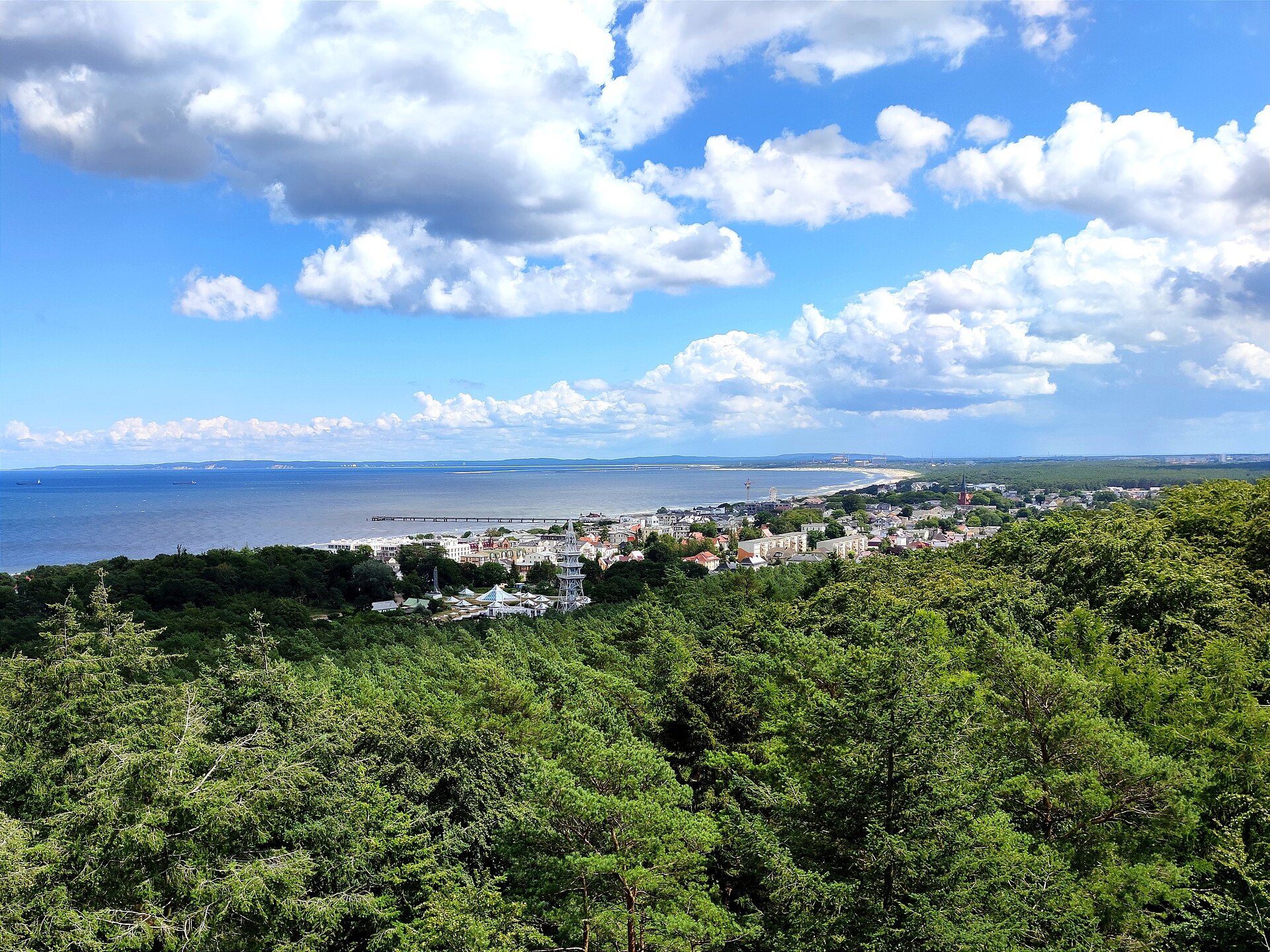 You can see the view from the observation tower of the Usedom treetop path (Baumwipfelpfad Usedom) looking east towards the seaside resort of Ahlbeck.