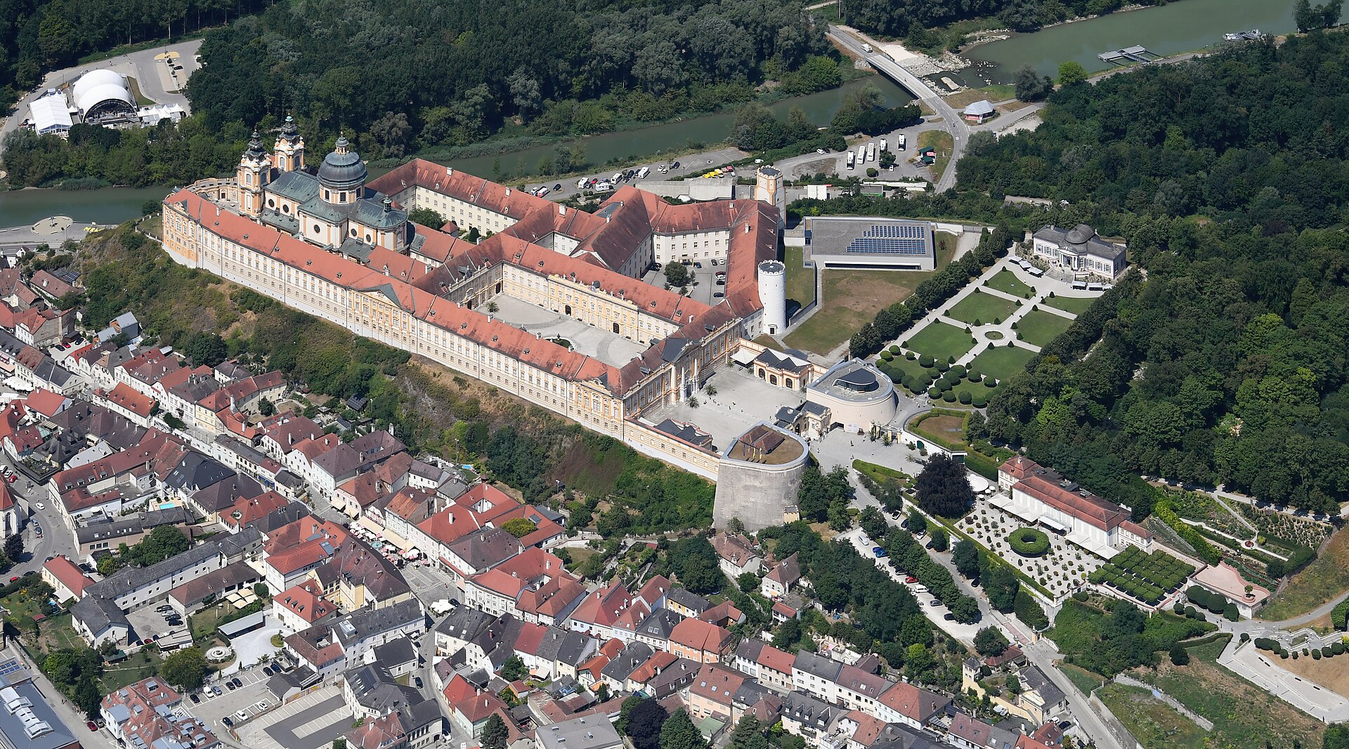Aerial image of the Melk Abbey and its park (view from the southwest)