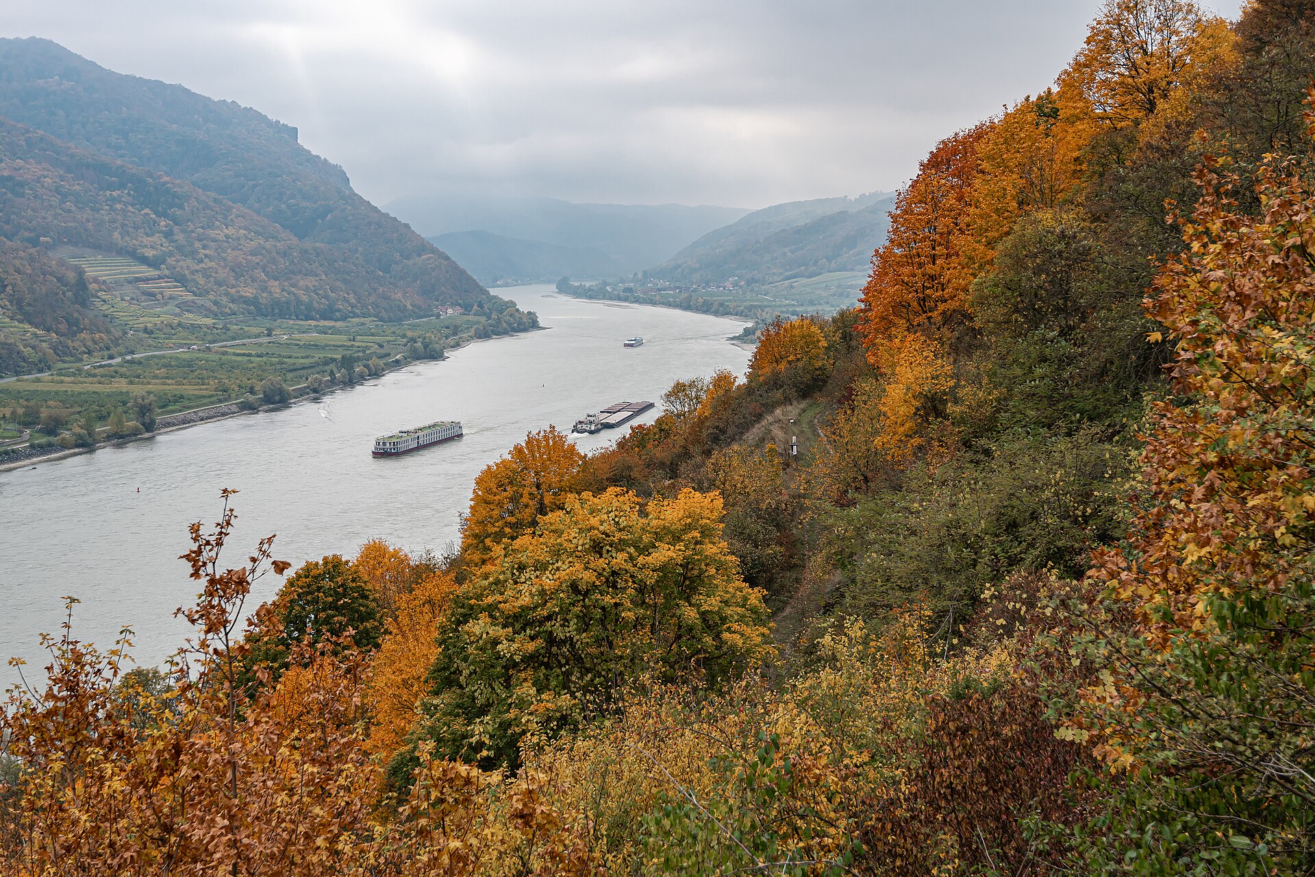 Even on hazy autumn days there are nice views from the hill of the Hinterhaus ruins into the Danube valley.