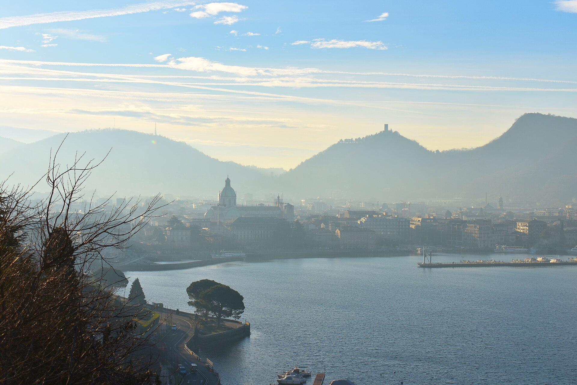 Como dalla via Torno, foto ispirata ai dipinti di Francis Towne - A view of the lake and the city of Como e di Jean Baptiste Camille Corot - Como and