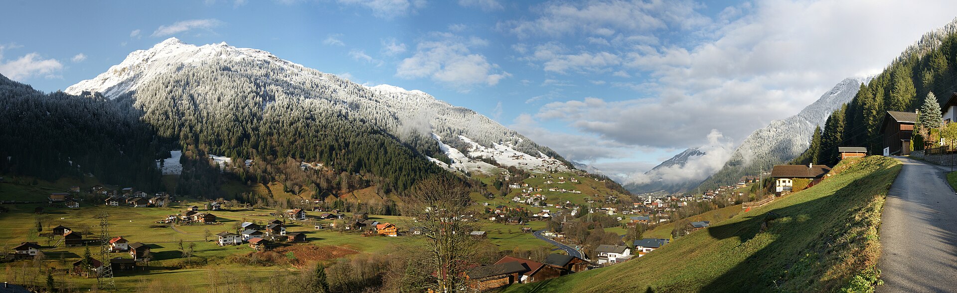 180 ° panoramic view of the district Rifa on Gaschurn. Gundalatscherberg left, it extends the ski resort Silvretta Nova. Continue left in the snow the