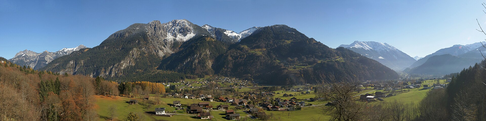 180° Panoramablick vom Fusse des "Mutt". Im Vordergrund der Ort Vandans , hinten Sankt Anton im Montafon . Der Gebirgszug Links mit der Elsspitze 1.98