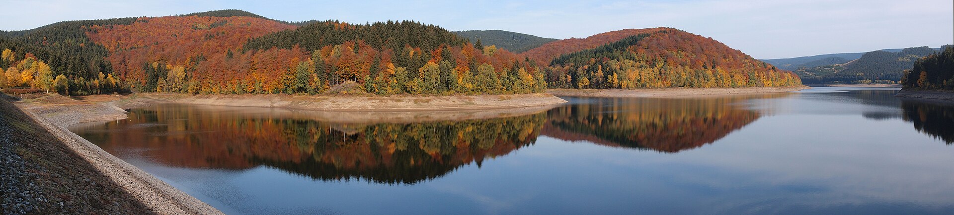 Panorama over the north side of the Söse Dam with the mountains Volkekopf (left) and Engelnberg (right)