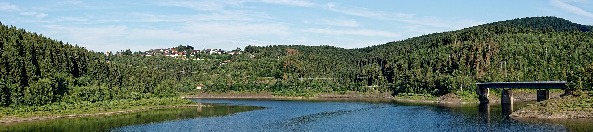 Westpanorama der Okertalsperre aufgenommen von der Weisswasserbrücke (B 498). Im Hintergrund auf dem Berg der Ort Schulenberg .
