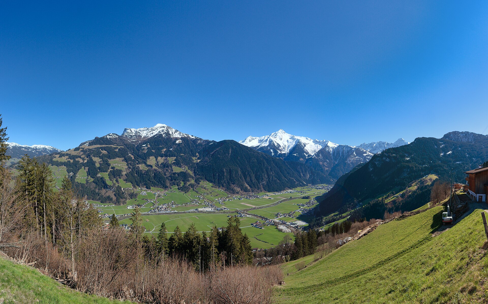 The Zillertal ( Zillertal Valley ) seen from the Schwendbergstraße (L52) in Tyrol , Austria