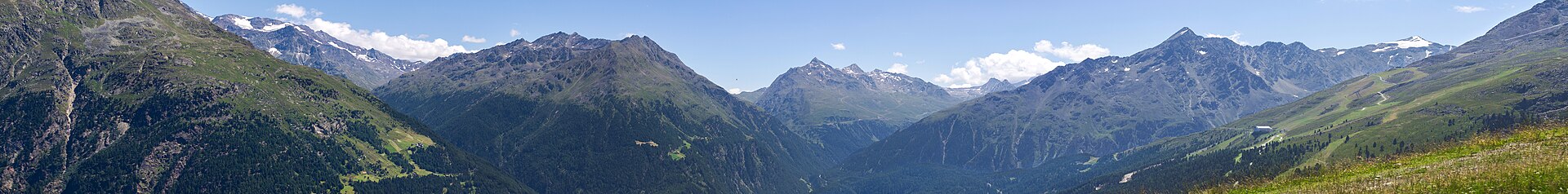 Panoramic view of the mountains on both sides of Sölden as seen from above Hochsölden. The Stubaier alps to the left, and the Ötztaler alps to the rig