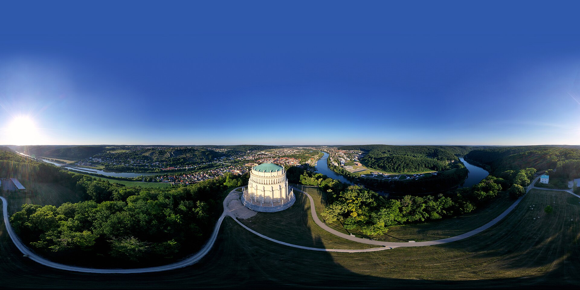 Die Befreiungshalle ist ein Denkmal auf dem Michelsberg oberhalb der Kreisstadt Kelheim in Niederbayern. Das Bild zeigt eine Panoramaaufnahme aus der