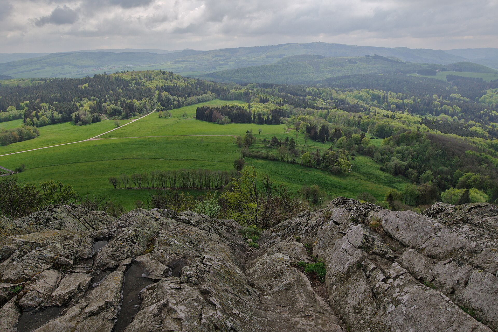 Blick von der Milseburg in Richtung Osten. Sie ist ein 835 m hoher Basaltberg und liegt im Naturpark Hessische Rhön. Diese einzigartige Mittelgebirgsl