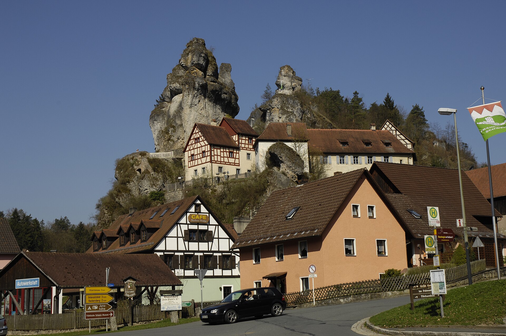 Tüchersfeld, Bebauung an den Felsen im Püttlachtal. Blick von der Straße Im Tal hinauf zum Fränkischen Schweiz Museum.
